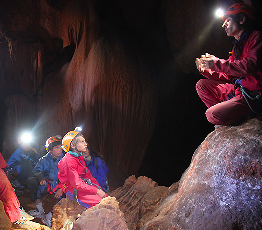 Spéléologie en famille, sous-sols et grottes